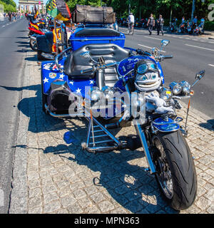Berlin Mitte, bici del motore particolare. Blu moto parcheggiata mascotte e in aviatori helmetl a Demo di motociclisti. Foto Stock