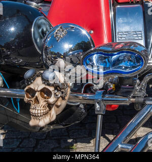 Berlin Mitte, bici del motore particolare. Moto parcheggiata con la mascotte del cranio a Demo di motociclisti. Foto Stock
