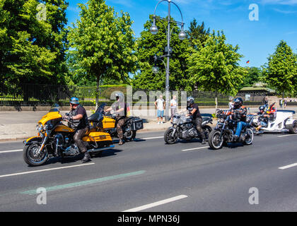 Berlin Mitte, motore bikesr uscire dopo i biker per la Germania rally. Centinaia di motociclisti protestare presso la Porta di Brandeburgo per la protezione delle donne, Foto Stock