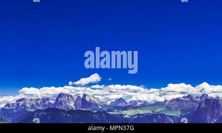 Vista sul ruvido paesaggio di montagna in Alto Adige Foto Stock