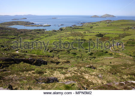 Parte del litorale irlandese oltre Il Derrynane sulla penisola di Iveragh nel sud-ovest dell'Irlanda. Questa è una parte del famoso anello di Kerry viaggio. Foto Stock