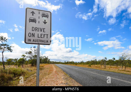 Cartello stradale 'Drive sulla sinistra in Australia", lontano Nord Queensland, FNQ, QLD, Australia Foto Stock