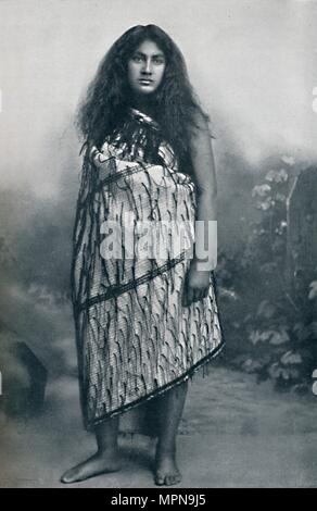 Una ragazza Maori con abito opacizzante, 1902. Foto Stock