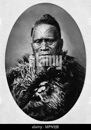 Un capo Maori con riccamente tatuato il viso e meteo mantello, 1902. Artista: Giosia Martin. Foto Stock