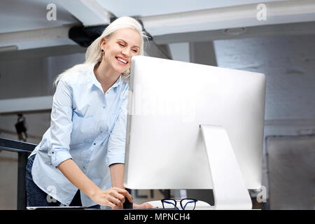 Lavorare fino a tardi. La donna sta lavorando al computer. Foto Stock