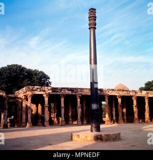 Colonna di ferro, Mehrauli, Delhi, India la colonna di ferro che non