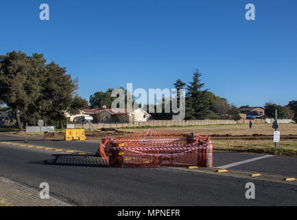 Brackendowns, Sud Africa - una grande dolina è comparso durante la notte in una strada di questo quartiere residenziale a sud della città di Johannesburg Foto Stock