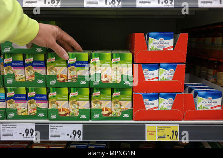 Knorr pronto per l'uso i cartoni in un negozio Foto Stock