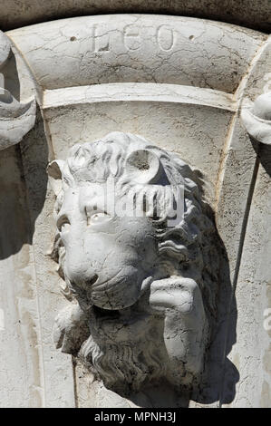 Venezia, Italia - 14 Luglio 2016: dettaglio di una statua di un leone in una colonna in piazza San Marco vicino al Palazzo Ducale. Il testo mezzi Leo Lion in latino Foto Stock