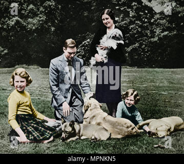 Famiglia Reale come un buon gruppo di amanti dei cani, 1937. Artista: Michael Chance. Foto Stock