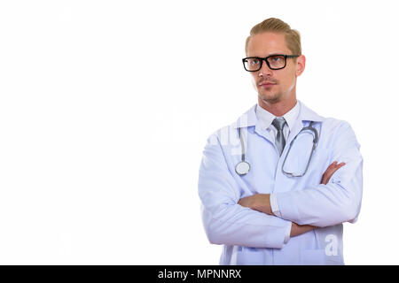 Studio shot del giovane uomo bello medico pensando con bracci cros Foto Stock