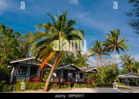 Bungalow in legno in hotel su una spiaggia tropicale Foto Stock