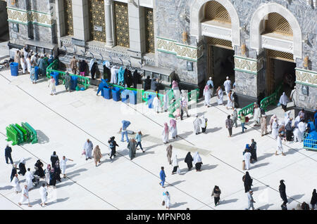 Pellegrini alla porta di Al Haram di Al Kaaba della Mecca, Arabia Saudita Foto Stock