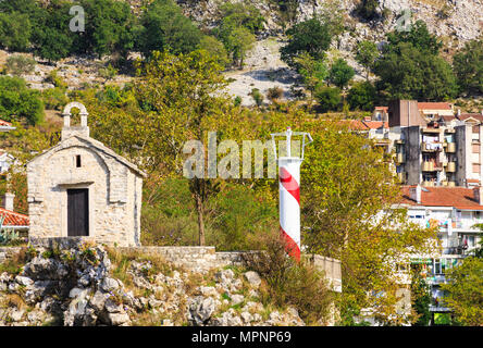 Faro sulla parete rocciosa Foto Stock