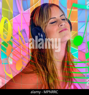 Digitally Enhanced image og un giovane adolescente apprezza la sua musica su cuffie con un miscelato nel motivo di musica di sottofondo Foto Stock