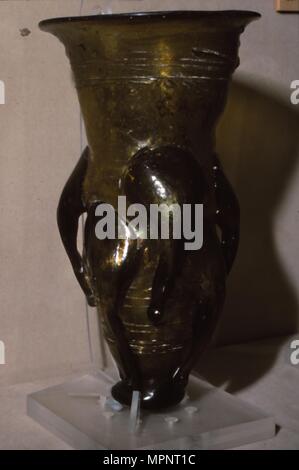 Becher di dente da una tomba anglosassone a Lyminge, Kent, del V secolo. Artista: sconosciuto. Foto Stock