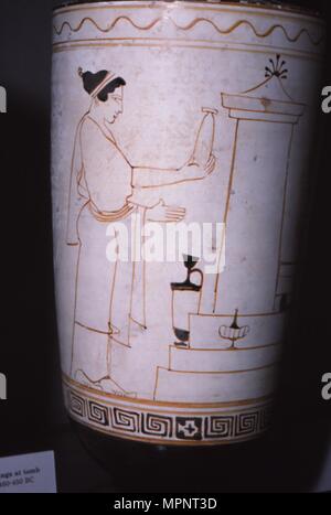 Pittura vascolare greca, Donna con offerte da una tomba, 460-450 A.C. Foto Stock