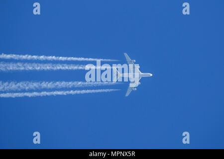 Singapore Airlines Airbus A380-841 aereo di linea 9V-SKB battenti ad alta altitudine lasciando una lunga contrail attraverso la Foto Stock