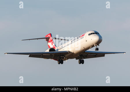 QantasLink Boeing 717-2BL aeromobile VH-YQV sull approccio all'Aeroporto Internazionale di Melbourne. Foto Stock