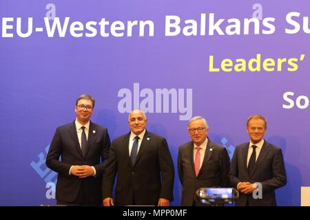 (180524) -- Pechino, 24 maggio 2018 (Xinhua) -- la Serbia il Presidente Aleksander Vusic, Primo ministro bulgaro Boyko Borissov, Presidente della Commissione Europea Jean Claude Juncker e il Presidente del Consiglio europeo Donald Tusk (L-R) comportano per le foto prima di una conferenza stampa al vertice UE-Balcani occidentali a Sofia, Bulgaria, 17 maggio 2018. (Xinhua/Wang Xinshan) (nxl) Foto Stock