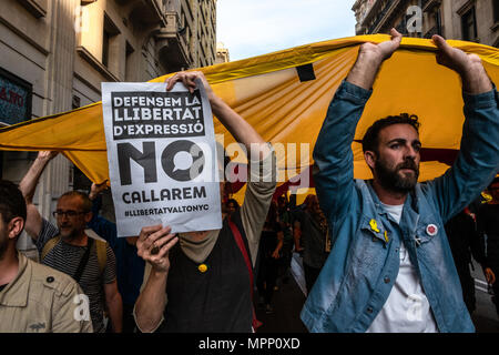 Un gruppo di dimostranti sono visto che porta una grande bandiera catalana. Centinaia di persone hanno preso la strada di Barcellona per esigere la libertà di espressione e di solidarietà con il rapper di Maiorca noto come Valtonyc, che è stato programmato per essere incarcerati per domani un insulto alla corona spagnola. Valtonyc erano fuggiti dalla Spagna alla richiesta di asilo in Belgio minuti prima della protesta. Foto Stock