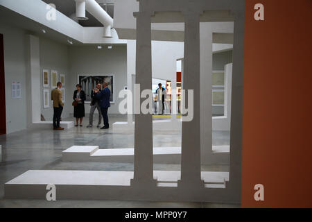 Yvonne Farrell e Shelley McNamara sono i curatori del XVI Mostra Internazionale di Architettura, che avrà luogo dal 26 maggio al 25 novembre 2018 presso i Giardini e Arsenale e in vari luoghi a Venezia. Il titolo scelto è Freespace, che rappresenta la generosità e senso di umanità che l'architettura pone al centro della sua agenda, concentrando la propria attenzione sulla qualità dello spazio stesso. Nella foto: il Padiglione centrale Foto Stock