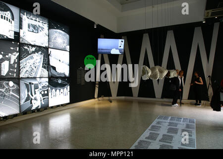 Yvonne Farrell e Shelley McNamara sono i curatori del XVI Mostra Internazionale di Architettura, che avrà luogo dal 26 maggio al 25 novembre 2018 presso i Giardini e Arsenale e in vari luoghi a Venezia. Il titolo scelto è Freespace, che rappresenta la generosità e senso di umanità che l'architettura pone al centro della sua agenda, concentrando la propria attenzione sulla qualità dello spazio stesso. Nella foto: Stati Uniti Padiglione Foto Stock