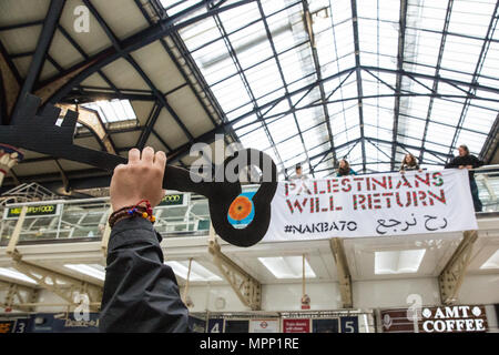 Londra, Regno Unito. Xxiv Maggio, 2018. Gli attivisti da Londra azione Palestina commemorare il settantesimo anniversario della la Nakba tenendo premuto i tasti up, che simboleggiano il diritto dei palestinesi di ritornare nella loro terra e le loro case, durante un evento flashmob a Liverpool Street station. Credito: Mark Kerrison/Alamy Live News Foto Stock