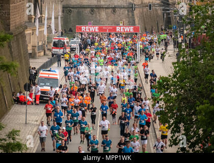 A Dresda, Sassonia. 23 Maggio, 2018. Il decimo anniversario della famosa città di Rewe Lauf (run) è un evento di beneficenza in cui le aziende sfidare se stessi per eseguire 5km Credito: Krino/Alamy Live News Foto Stock