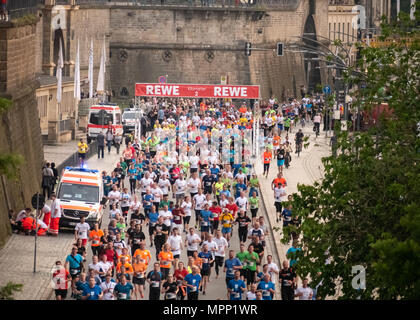 A Dresda, Sassonia. 23 Maggio, 2018. Il decimo anniversario della famosa città di Rewe Lauf (run) è un evento di beneficenza in cui le aziende sfidare se stessi per eseguire 5km Credito: Krino/Alamy Live News Foto Stock