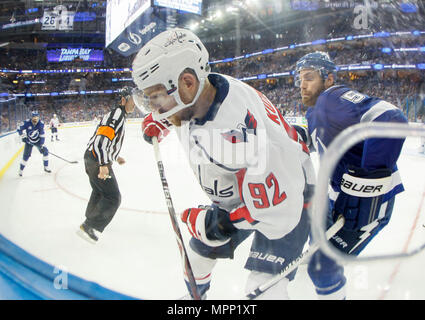 Tampa, Florida, Stati Uniti d'America. 23 Maggio, 2018. DIRK SHADD | Orari.Tampa Bay Lightning defenceman Dan Girardi (5) controlli Washington centro capitelli Evgeny Kuznetsov (92) contro i pannelli durante il secondo periodo nel gioco 7 della Eastern Conference final Mercoledì, 23 maggio 2018 a Tampa. Credito: Dirk Shadd/Tampa Bay volte/ZUMA filo/Alamy Live News Foto Stock