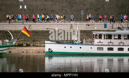 A Dresda, Sassonia. 23 Maggio, 2018. Il decimo anniversario della famosa città di Rewe Lauf (run) è un evento di beneficenza in cui le aziende sfidare se stessi per eseguire 5km Credito: Krino/Alamy Live News Foto Stock