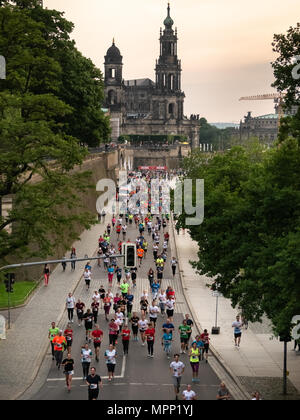 A Dresda, Sassonia. 23 Maggio, 2018. Il decimo anniversario della famosa città di Rewe Lauf (run) è un evento di beneficenza in cui le aziende sfidare se stessi per eseguire 5km Credito: Krino/Alamy Live News Foto Stock