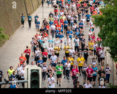 A Dresda, Sassonia. 23 Maggio, 2018. Il decimo anniversario della famosa città di Rewe Lauf (run) è un evento di beneficenza in cui le aziende sfidare se stessi per eseguire 5km Credito: Krino/Alamy Live News Foto Stock