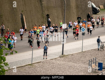 A Dresda, Sassonia. 23 Maggio, 2018. Il decimo anniversario della famosa città di Rewe Lauf (run) è un evento di beneficenza in cui le aziende sfidare se stessi per eseguire 5km Credito: Krino/Alamy Live News Foto Stock