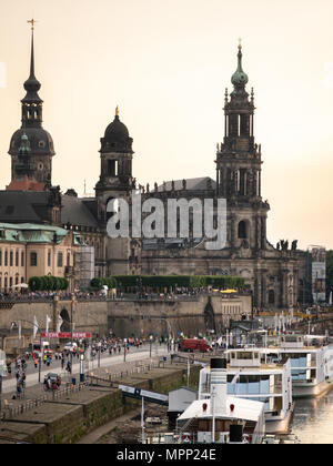 A Dresda, Sassonia. 23 Maggio, 2018. Il decimo anniversario della famosa città di Rewe Lauf (run) è un evento di beneficenza in cui le aziende sfidare se stessi per eseguire 5km Credito: Krino/Alamy Live News Foto Stock