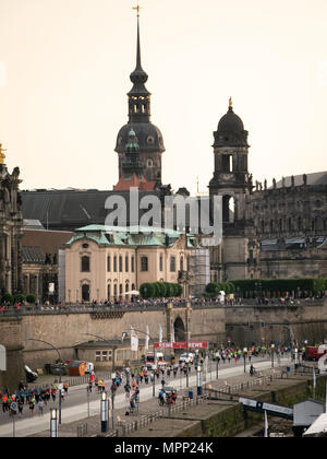 A Dresda, Sassonia. 23 Maggio, 2018. Il decimo anniversario della famosa città di Rewe Lauf (run) è un evento di beneficenza in cui le aziende sfidare se stessi per eseguire 5km Credito: Krino/Alamy Live News Foto Stock