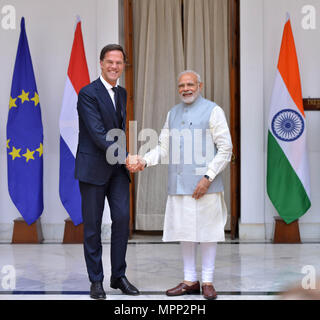 New Delhi, India. Xxiv Maggio, 2018. Primo Ministro indiano Narendra Modi (R) scuote la mano con il Primo Ministro olandese Mark Rutte in New Delhi, India, 24 maggio 2018. Credito: Partha Sarkar/Xinhua/Alamy Live News Foto Stock