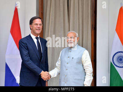 New Delhi, India. Xxiv Maggio, 2018. Primo Ministro indiano Narendra Modi (R) scuote la mano con il Primo Ministro olandese Mark Rutte in New Delhi, India, 24 maggio 2018. Credito: Partha Sarkar/Xinhua/Alamy Live News Foto Stock