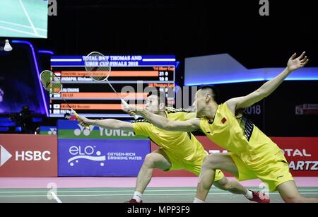 Bangkok, Tailandia. Xxiv Maggio, 2018. Liu Cheng (L) e Zhang Nan del team La Cina ha colpito un ritorno contro Lee Jhe-Huei e Lee Yang del team di Taipei cinese durante la BWF Thomas Cup 2018 quarterfinal a Bangkok, Thailandia, il 24 maggio 2018. Credito: Wang Shen/Xinhua/Alamy Live News Foto Stock