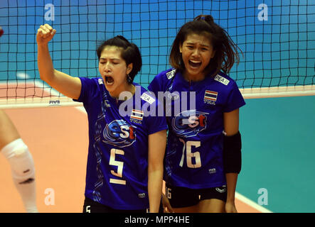 Macao, Cina. Xxiv Maggio, 2018. Pleumjit Thinkaow (L) e Pimpichaya Kokram della Thailandia celebrare rigature durante la FIVB Pallavolo unite League match tra la Tailandia e la Polonia a Macao, Cina del Sud, 24 maggio 2018. La Tailandia ha vinto 3-2. Credito: Lo Fai Ping/Xinhua/Alamy Live News Foto Stock