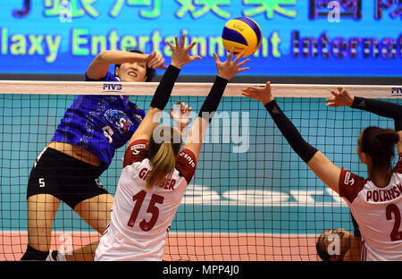 Macao, Cina. Xxiv Maggio, 2018. Pleumjit Thinkaow (L) dei picchi di Thailandia la sfera durante la FIVB Pallavolo unite League match tra la Tailandia e la Polonia a Macao, Cina del Sud, 24 maggio 2018. La Tailandia ha vinto 3-2. Credito: Lo Fai Ping/Xinhua/Alamy Live News Foto Stock