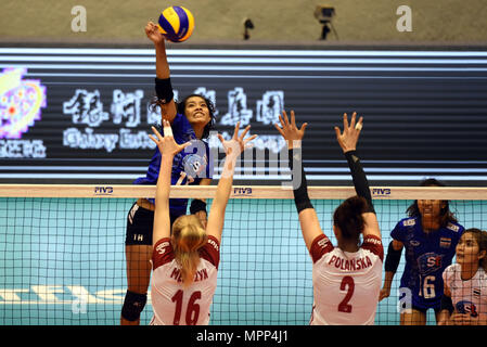 Macao, Cina. Xxiv Maggio, 2018. Ajcharaporn Kongyot (1L) dei picchi di Thailandia la sfera durante la FIVB Pallavolo unite League match tra la Tailandia e la Polonia a Macao, Cina del Sud, 24 maggio 2018. La Tailandia ha vinto 3-2. Credito: Lo Fai Ping/Xinhua/Alamy Live News Foto Stock