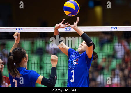 Macao, Cina. Xxiv Maggio, 2018. Pornpun Guedpard (R) di Thailandia passa la palla durante la FIVB Pallavolo unite League match tra la Tailandia e la Polonia a Macao, Cina del Sud, 24 maggio 2018. La Tailandia ha vinto 3-2. Credito: Cheong Kam Ka/Xinhua/Alamy Live News Foto Stock