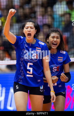 Macao, Cina. Xxiv Maggio, 2018. Pleumjit Thinkaow (L) e Pimpichaya Kokram della Thailandia celebrare rigature durante la FIVB Pallavolo unite League match tra la Tailandia e la Polonia a Macao, Cina del Sud, 24 maggio 2018. La Tailandia ha vinto 3-2. Credito: Cheong Kam Ka/Xinhua/Alamy Live News Foto Stock