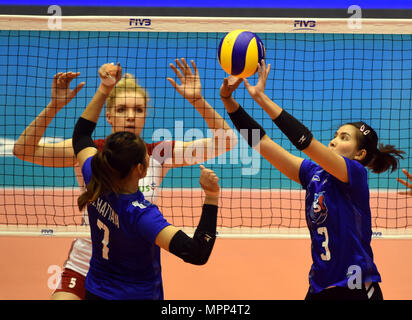 Macao, Cina. Xxiv Maggio, 2018. Pornpun Guedpard (R) di Thailandia passa la palla durante la FIVB Pallavolo unite League match tra la Tailandia e la Polonia a Macao, Cina del Sud, 24 maggio 2018. La Tailandia ha vinto 3-2. Credito: Lo Fai Ping/Xinhua/Alamy Live News Foto Stock