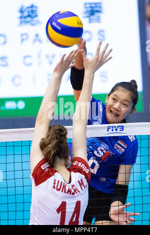 Macao, Cina. Xxiv Maggio, 2018. Chatchu-On Moksri (R) dei picchi di Thailandia la sfera durante la FIVB Pallavolo unite League match tra la Tailandia e la Polonia a Macao, Cina del Sud, 24 maggio 2018. La Tailandia ha vinto 3-2. Credito: Cheong Kam Ka/Xinhua/Alamy Live News Foto Stock