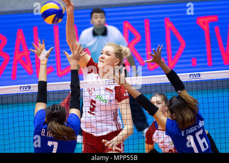 Macao, Cina. Xxiv Maggio, 2018. Agnieszka Kakolewska (C) dei picchi di Polonia la sfera durante la FIVB Pallavolo unite League match tra la Tailandia e la Polonia a Macao, Cina del Sud, 24 maggio 2018. La Tailandia ha vinto 3-2. Credito: Cheong Kam Ka/Xinhua/Alamy Live News Foto Stock