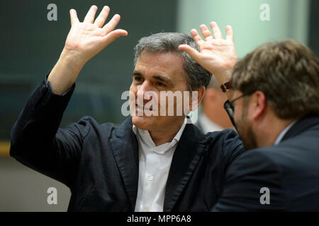 Bruxelles, BXL, Belgio. Xxiv Maggio, 2018. Il Ministro greco delle finanze Euclide Tsakalotos prima dell'Eurogruppo, i ministri delle finanze della moneta unica zona euro incontro presso la sede centrale dell'UE a Bruxelles, in Belgio il 24.05.2018 da Wiktor Dabkowski Credito: Wiktor Dabkowski/ZUMA filo/Alamy Live News Foto Stock