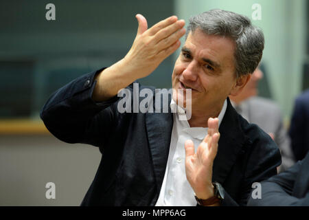 Bruxelles, BXL, Belgio. Xxiv Maggio, 2018. Il Ministro greco delle finanze Euclide Tsakalotos prima dell'Eurogruppo, i ministri delle finanze della moneta unica zona euro incontro presso la sede centrale dell'UE a Bruxelles, in Belgio il 24.05.2018 da Wiktor Dabkowski Credito: Wiktor Dabkowski/ZUMA filo/Alamy Live News Foto Stock